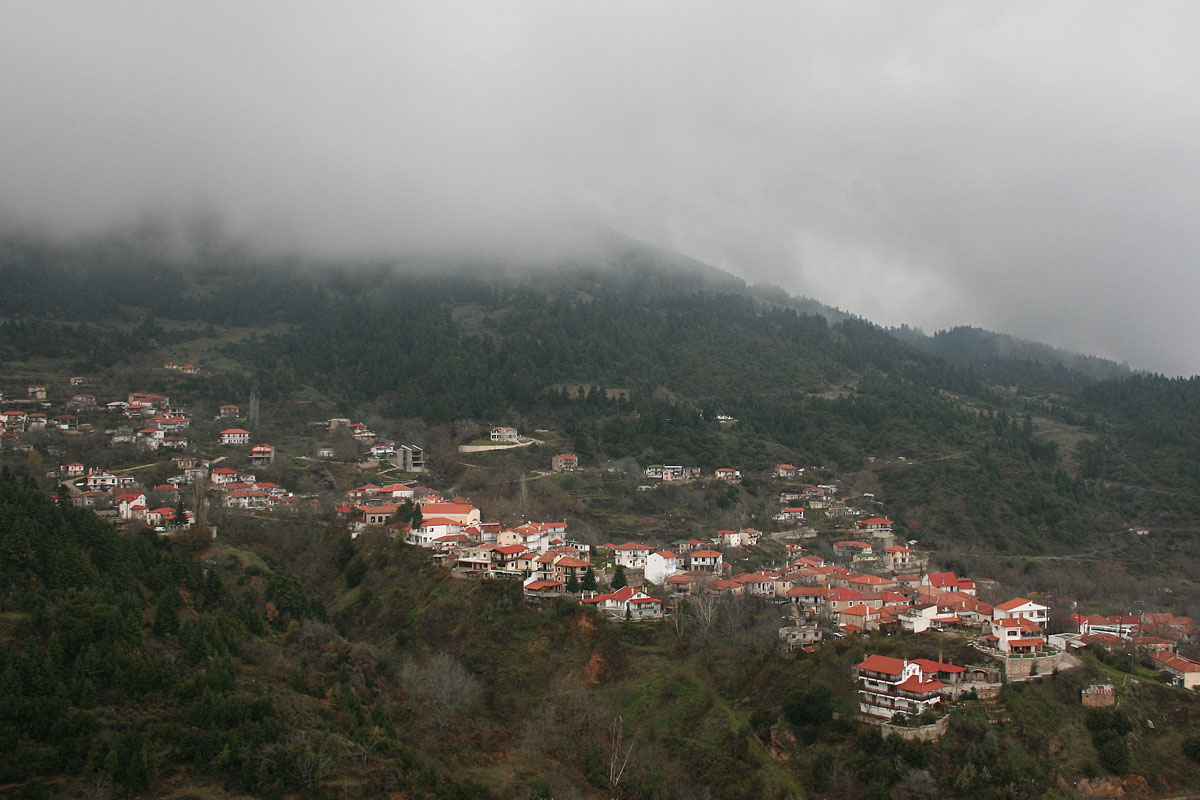 The village of Pavliani, on the southern side of Mt. Oiti (Photo: Christina Holeva)