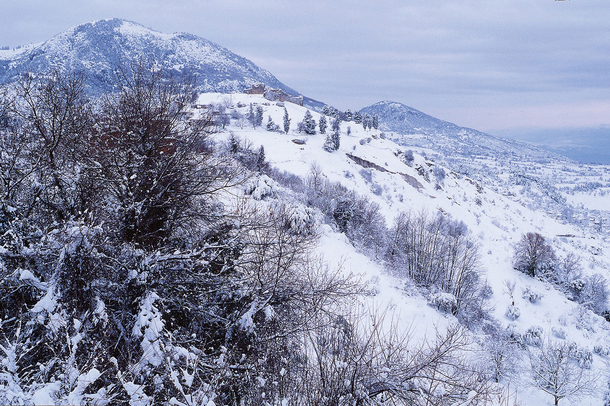 A view of Mt. Kallidromo above the village of Mendenitsa, with Elafovouni Peak in the distance (Photo: G. Politis) 