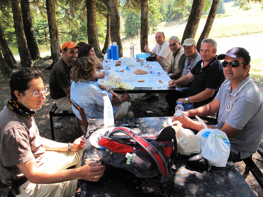  Ξεκούραση, ελαφρύ γεύμα και συζήτηση για το έργο στη σκιά των ελάτων της Οίτης. (Φωτο: Γ. Πολίτης)